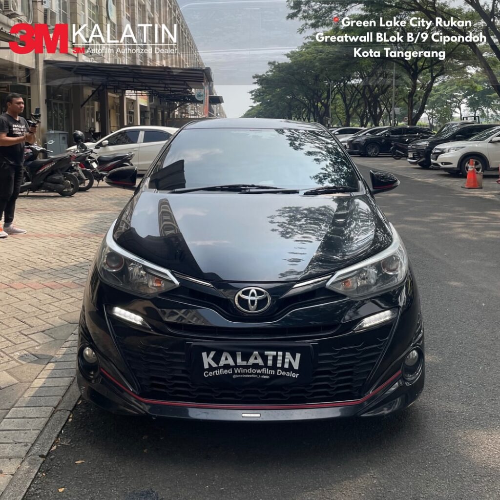 Toyota Yaris menggunakan kaca film 3M Black Beauty 50 di kaca depan