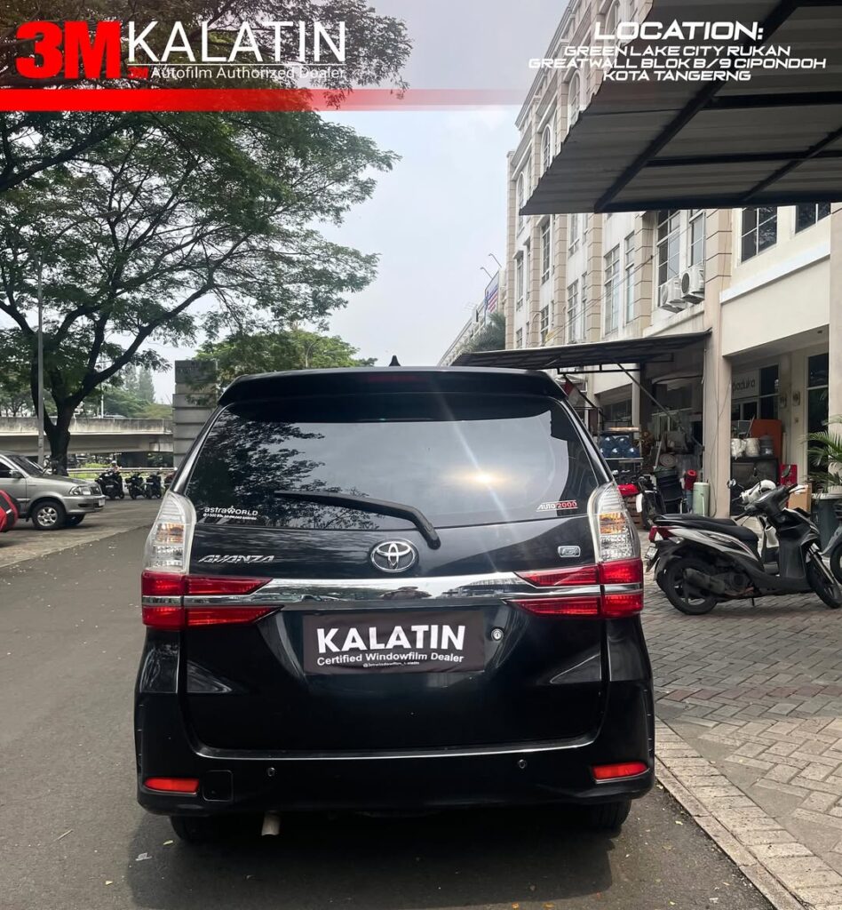 Toyota Avanza dengan kaca film 3M Black beauty 20 di kaca belakang