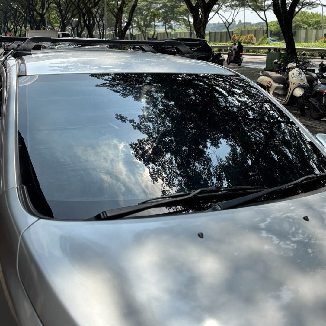 Kaca Film Gelap Dari Luar terang dari Dalam 3M Ceramic IM 40 di Kaca Depan Kalatin