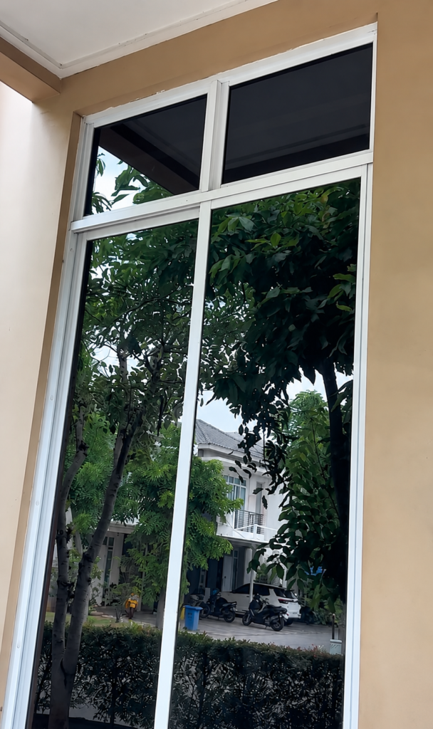 Tampak Luar Kaca Film Rumah di Pinggir Jalan Ilumi Nano 60%