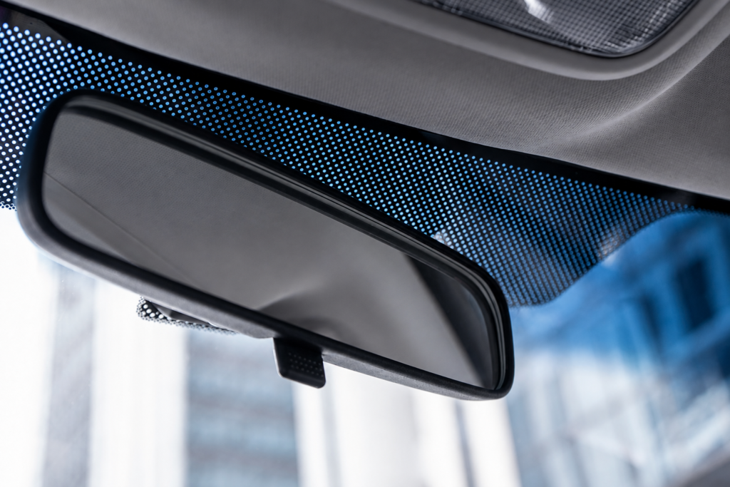 Frit di Belakang Spion Mobil