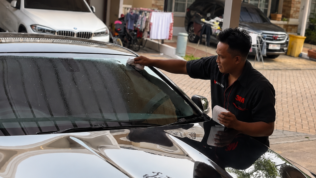 Membersihkan kaca depan mobil

